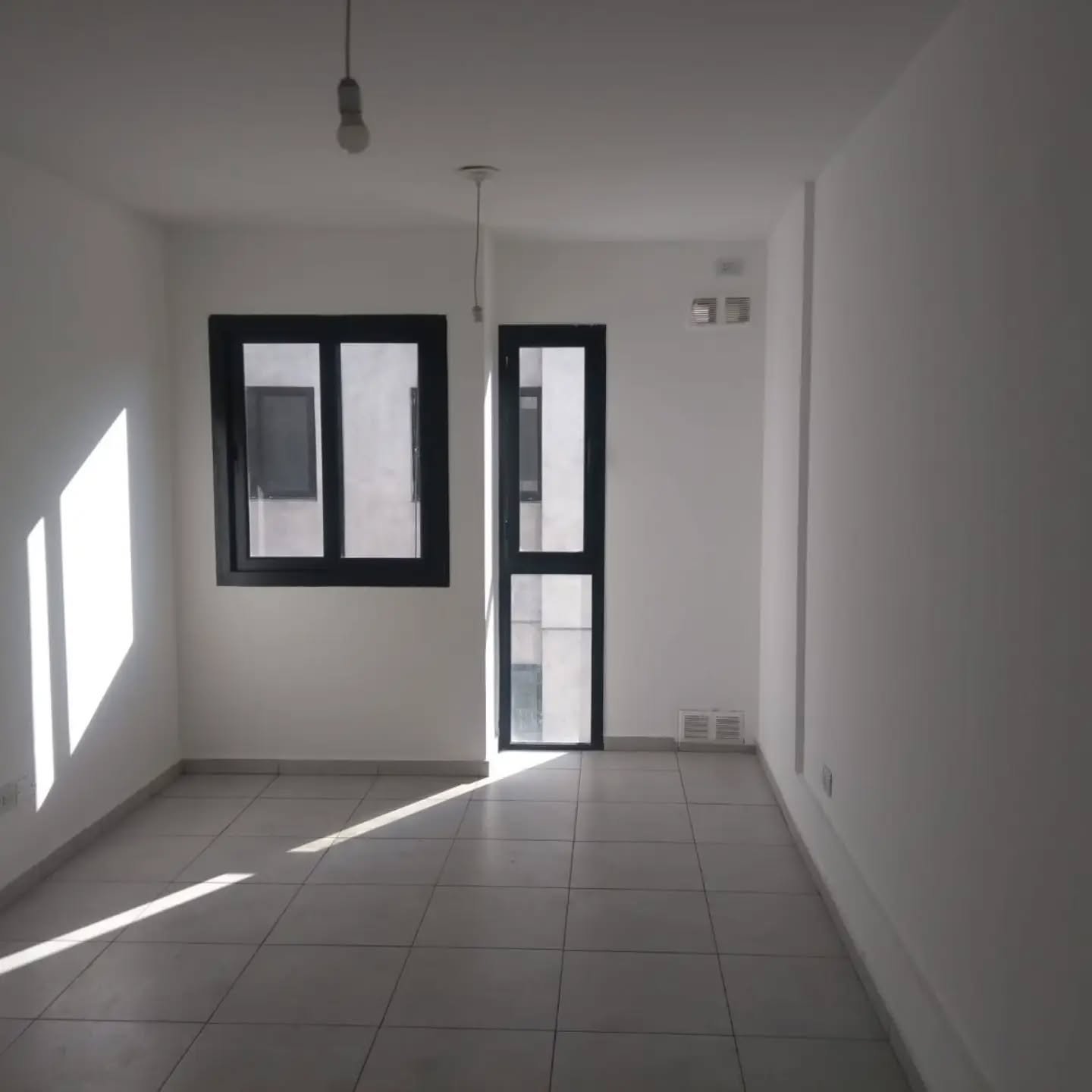 Living comedor con ventana del departamento en Paraná 353