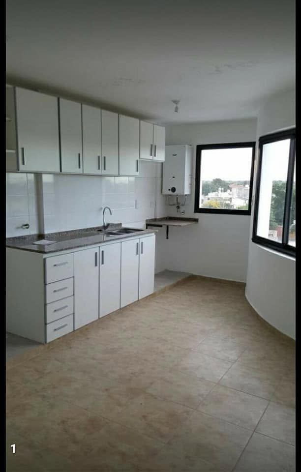 Cocina integrada con bajo mesada y alacenas de Cervantes 762, 6.º B.