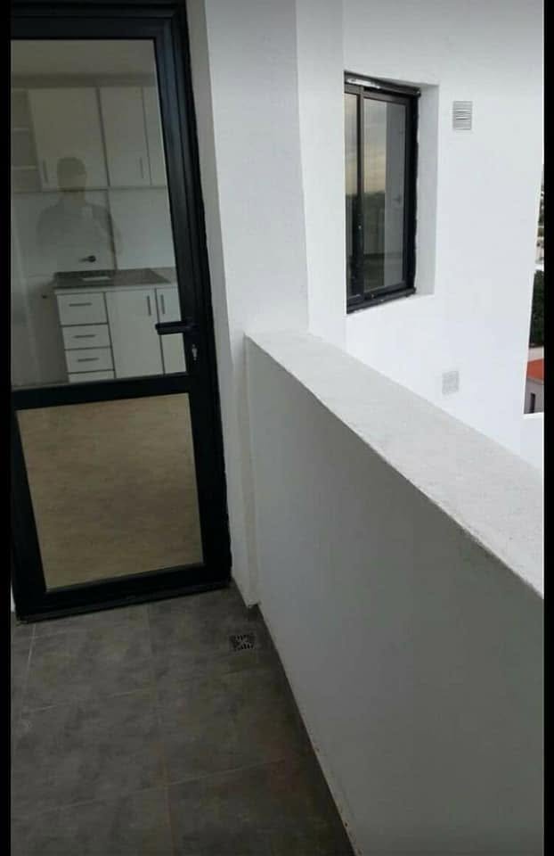 Balcón del departamento con ingreso desde la cocina.